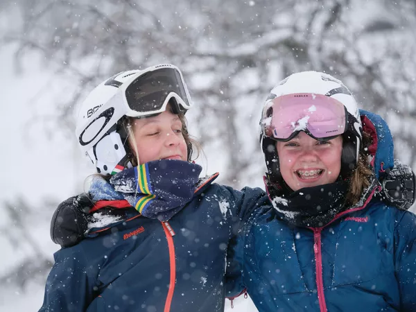 Friends skiing in the Norwegian mountains Visit Norway Matias Fosso Kristiansen